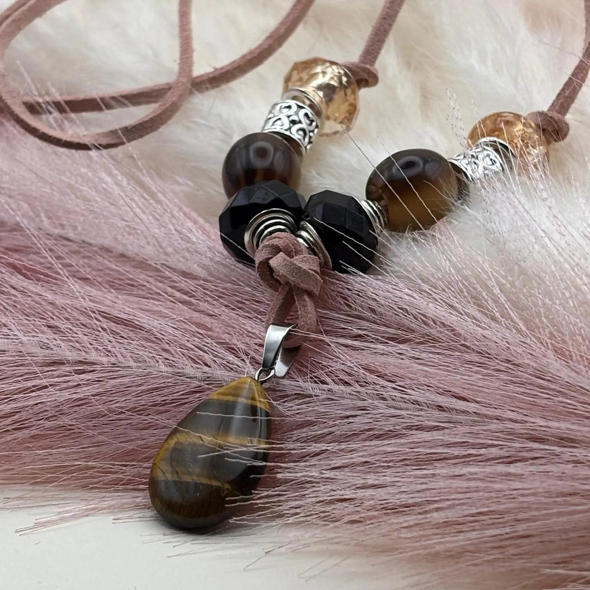 Collier artisanal sur un cordon de cuir saumon avec pendentif goutte œil de tigre et perles de verre et acryliques