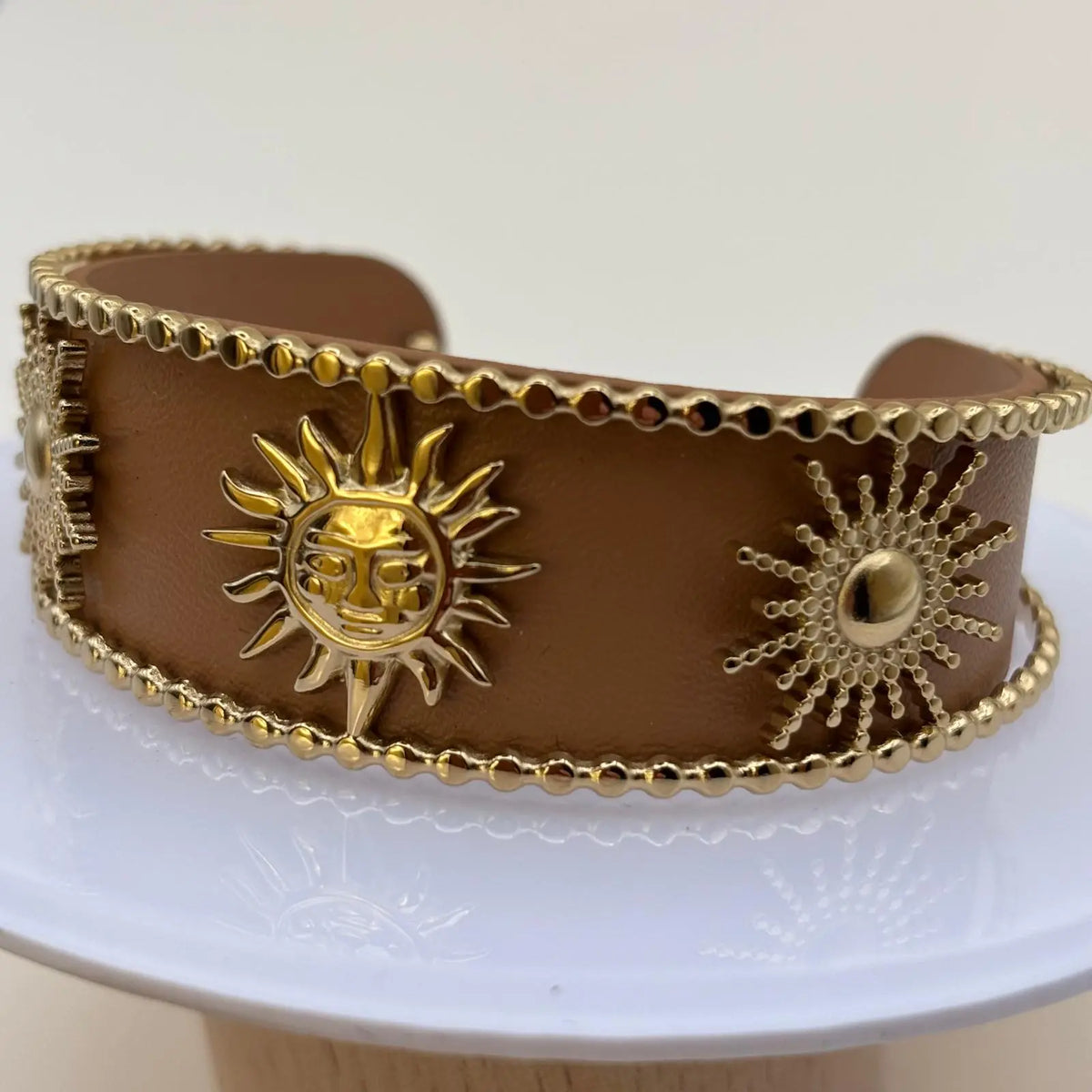 Bracelet rigide ouvert marron avec soleils dorées et perles dorées