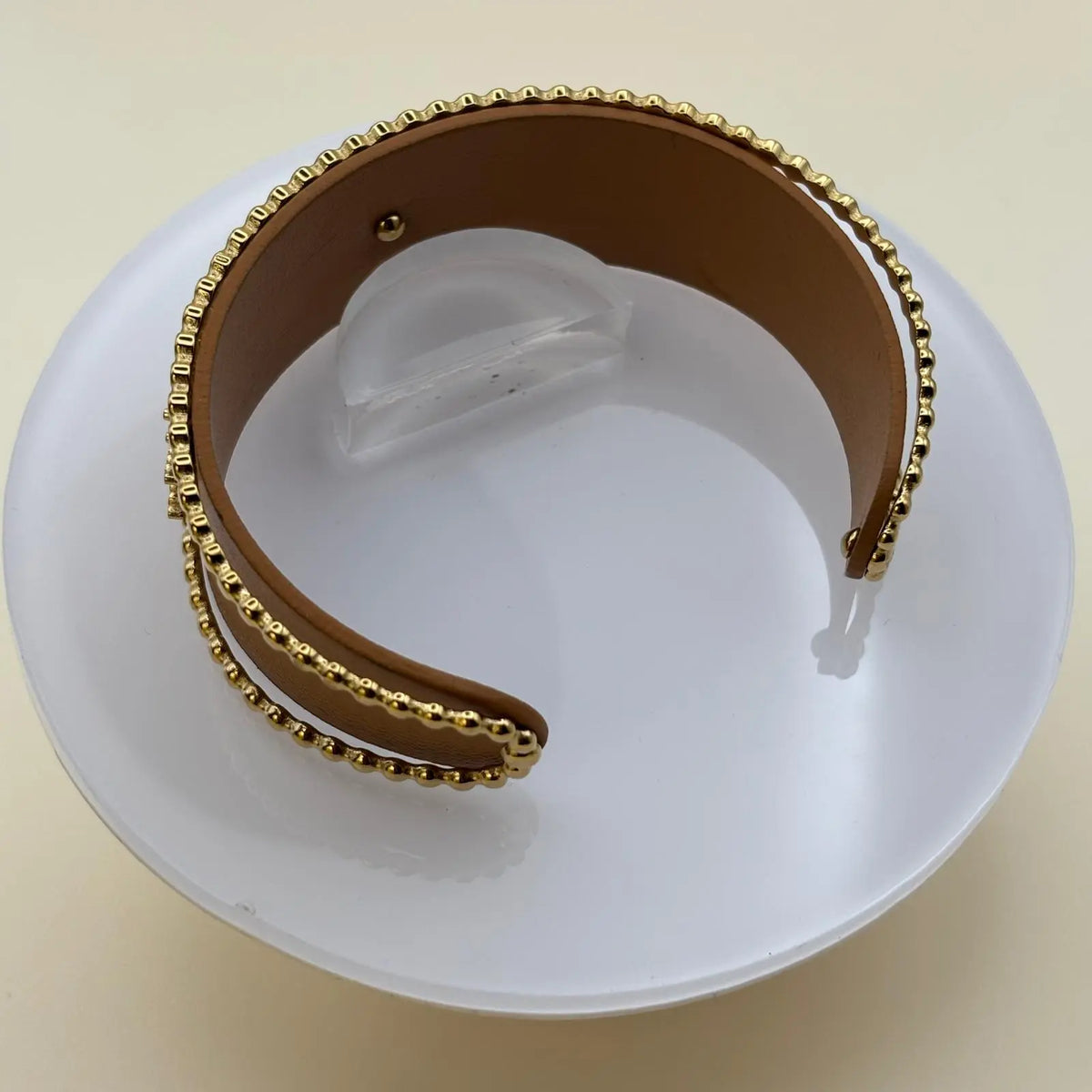 Bracelet rigide effet cuir ouvert de couleur marron avec soleils dorées et perles dorées