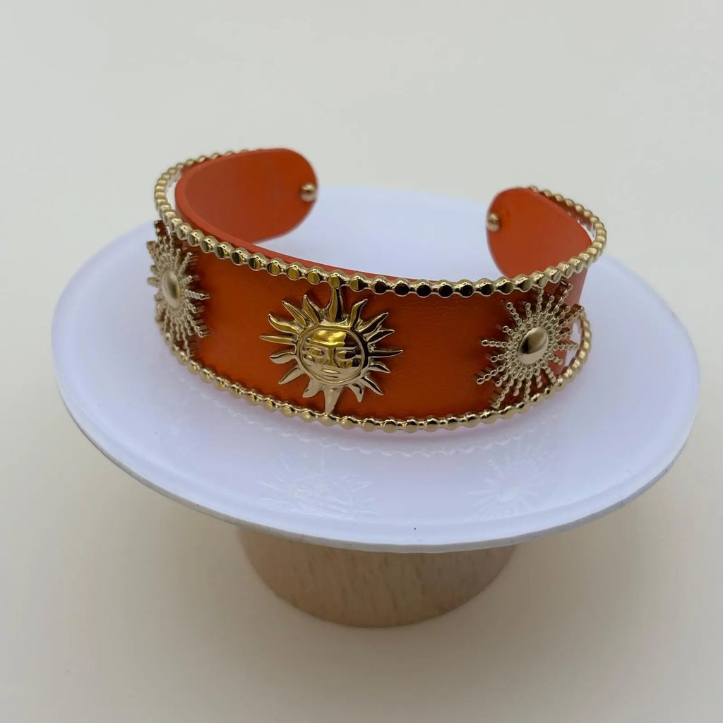 Bracelet rigide ouvert marron avec soleils dorées et perles dorées