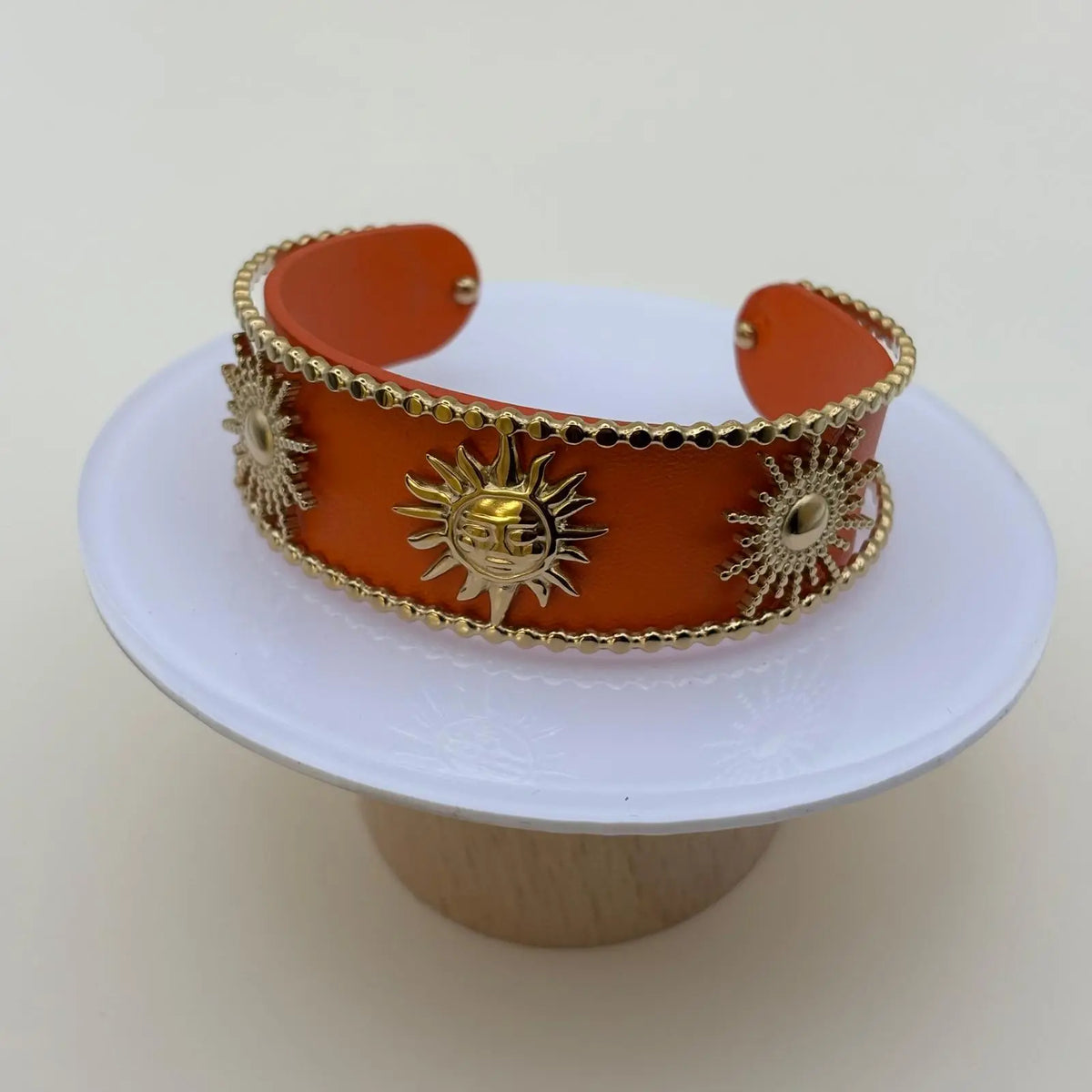 Bracelet rigide ouvert marron avec soleils dorées et perles dorées