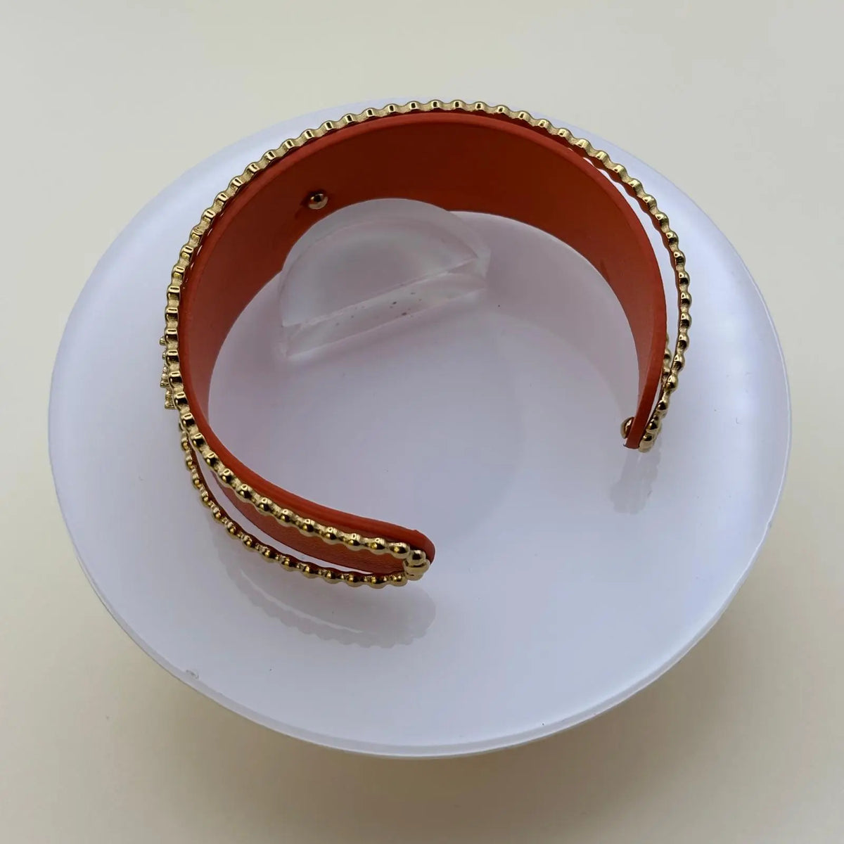 Bracelet rigide ouvert effet cuir de couleur marron avec soleils dorées et perles dorées