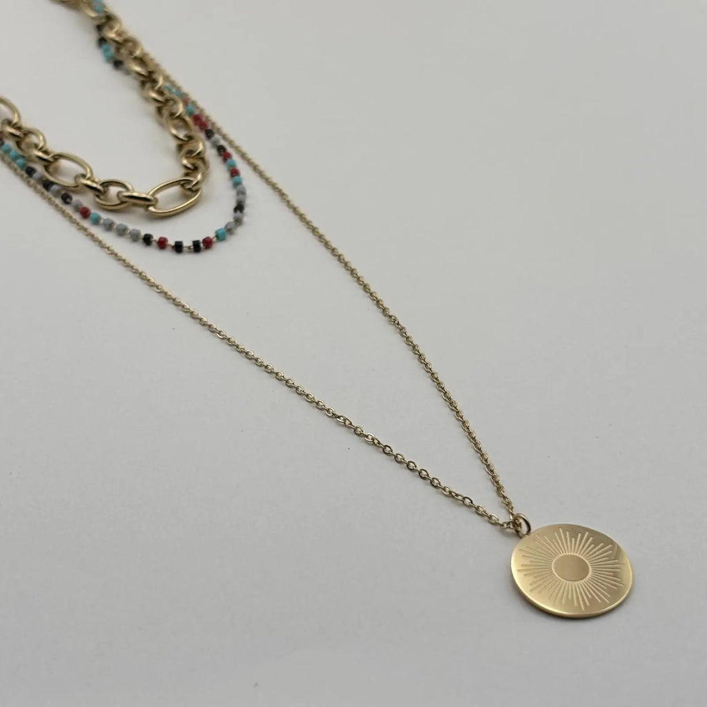 Collier multirangs doré avec trois motifs différents soleil perles colorées chaines en acier inoxydable