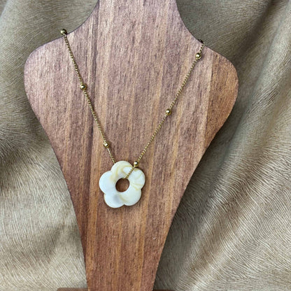 Collier fantaisie |Chainette dorée avec perles dorées |Pendentif fleur colorée écru | Acier inoxydable