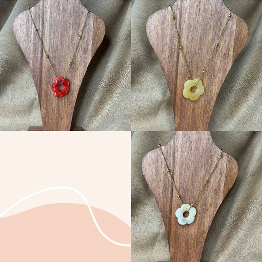 Collier fantaisie |Chainette dorée avec perles dorées |Pendentif fleur colorée écru jaune rouge | Acier inoxydable