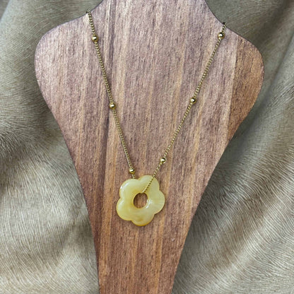 Collier fantaisie |Chainette dorée avec perles dorées |Pendentif fleur colorée jaune | Acier inoxydable