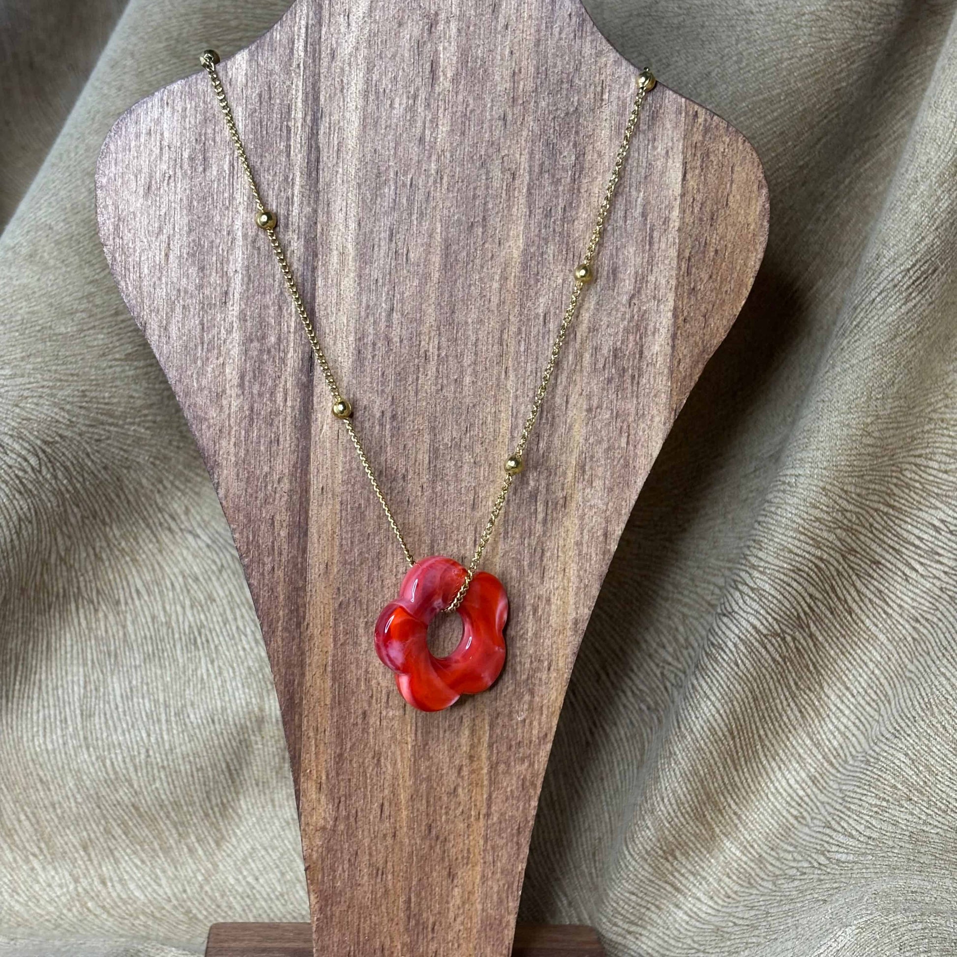 Collier fantaisie |Chainette dorée avec perles dorées |Pendentif fleur colorée rouge | Acier inoxydable