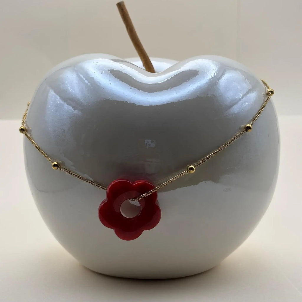 Collier fantaisie avec une chainette dorée et perles dorées un pendentif fleur colorée rouge en acier inoxydable