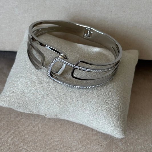 Bracelet argenté avec ouverture par le devant orné de strass vendu sur le site internet prêtes à briller