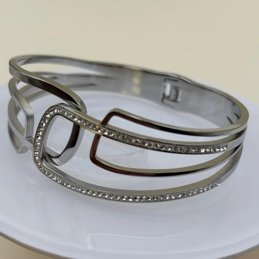 Bracelet argenté avec ouverture par le devant orné de strass