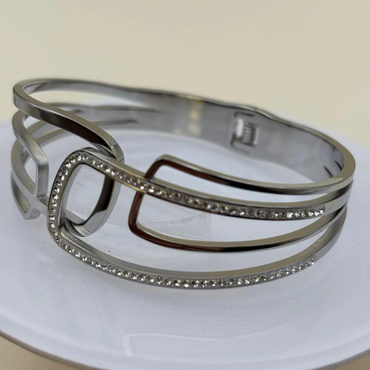 Bracelet argenté avec ouverture par le devant orné de strass