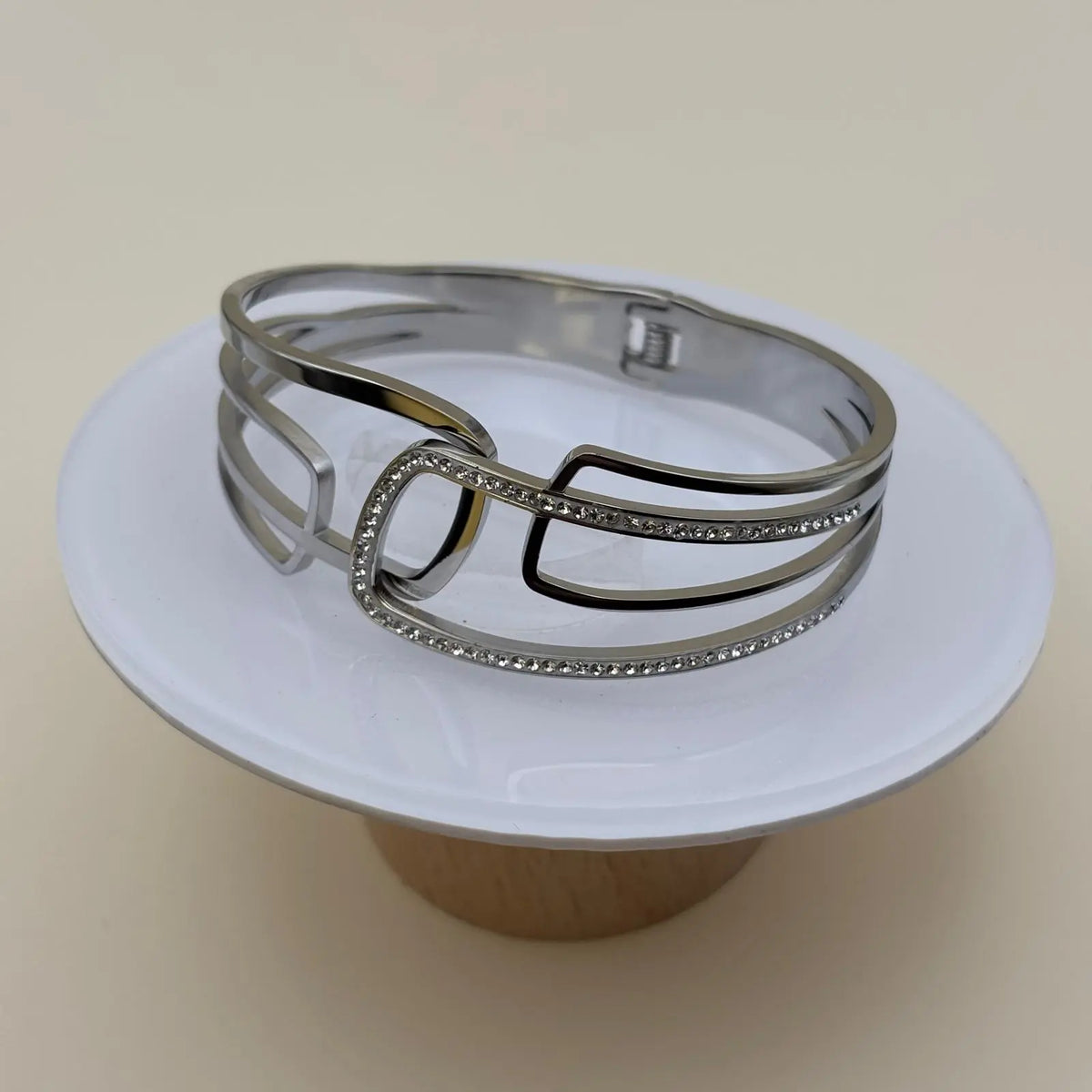 Bracelet de couleur argentée avec ouverture par le devant orné de strass