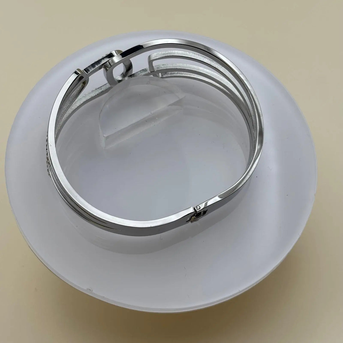 Bracelet de couleur argentée avec ouverture par le devant orné de plusieurs strass