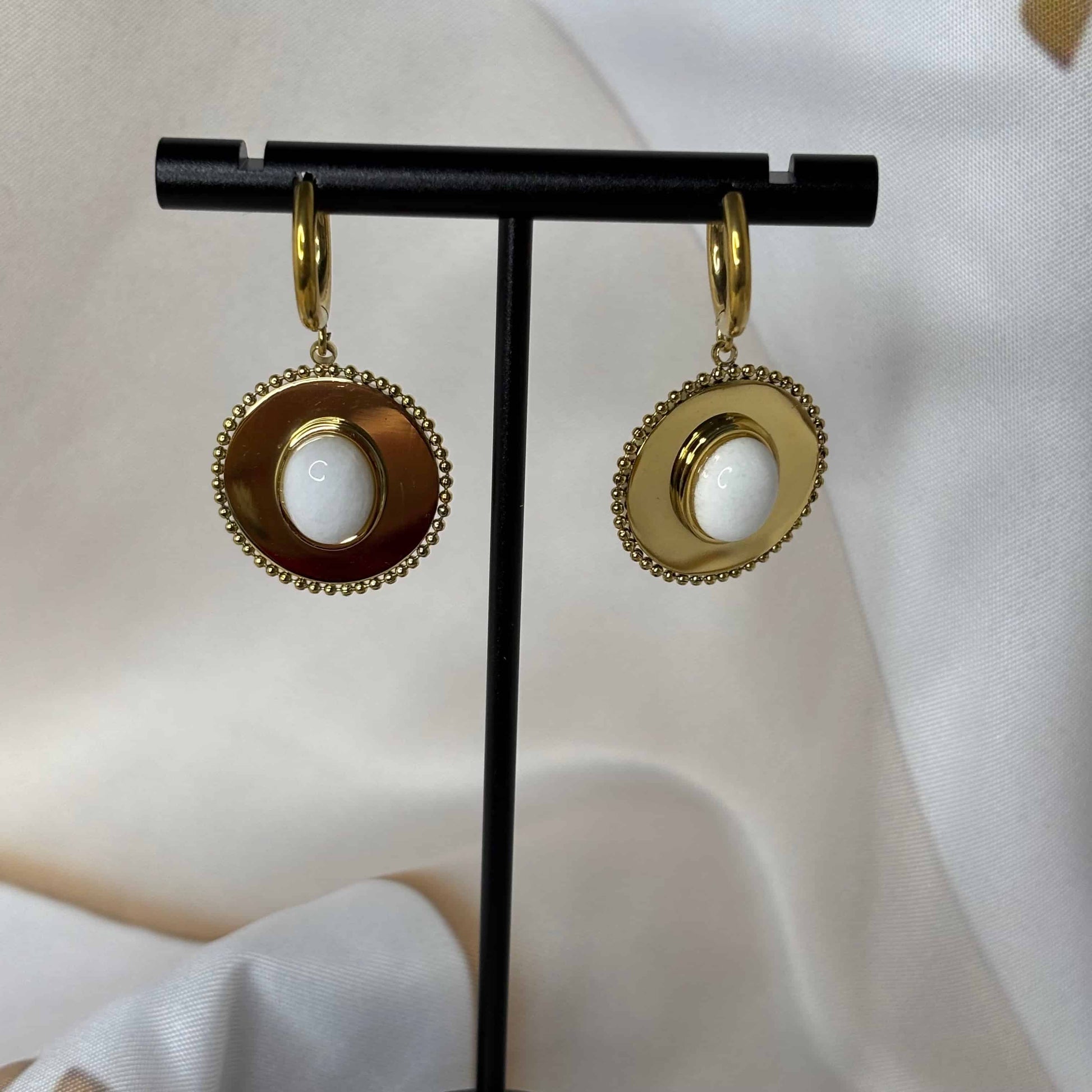 Boucles d'oreilles dorées sur mini créole | Motif centrale coloré blanc | Acier inoxydable