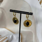 Boucles d'oreilles dorées sur mini créole | Motif centrale coloré noir | Acier inoxydable