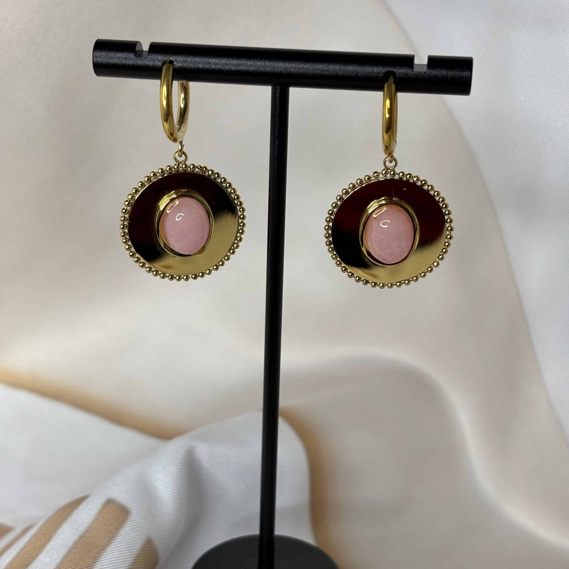 Boucles d'oreilles dorées sur mini créole | Motif centrale coloré rose | Acier inoxydable