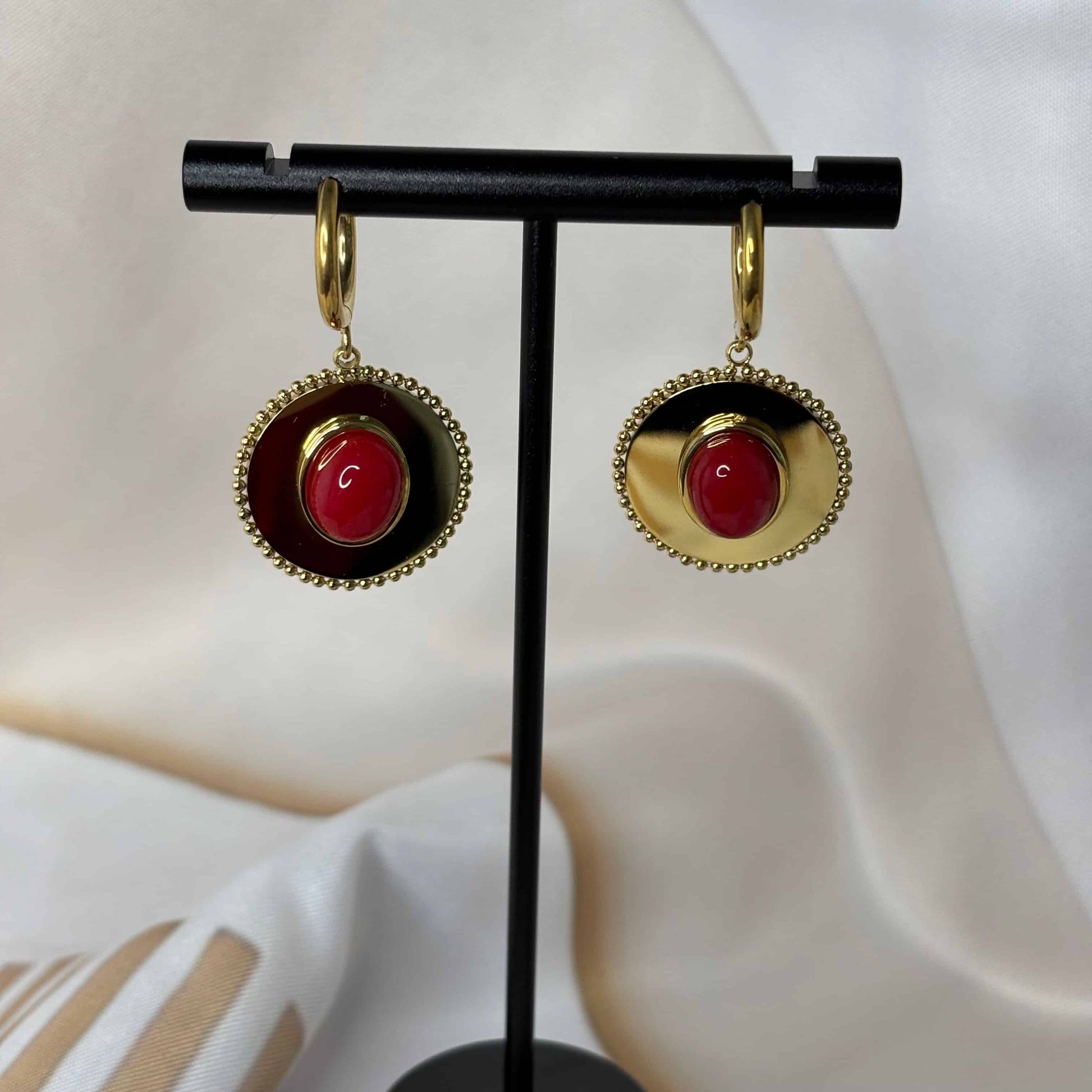 Boucles d'oreilles dorées sur mini créole | Motif centrale coloré rouge| Acier inoxydable