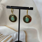 Boucles d'oreilles dorées sur mini créole | Motif centrale coloré vert | Acier inoxydable