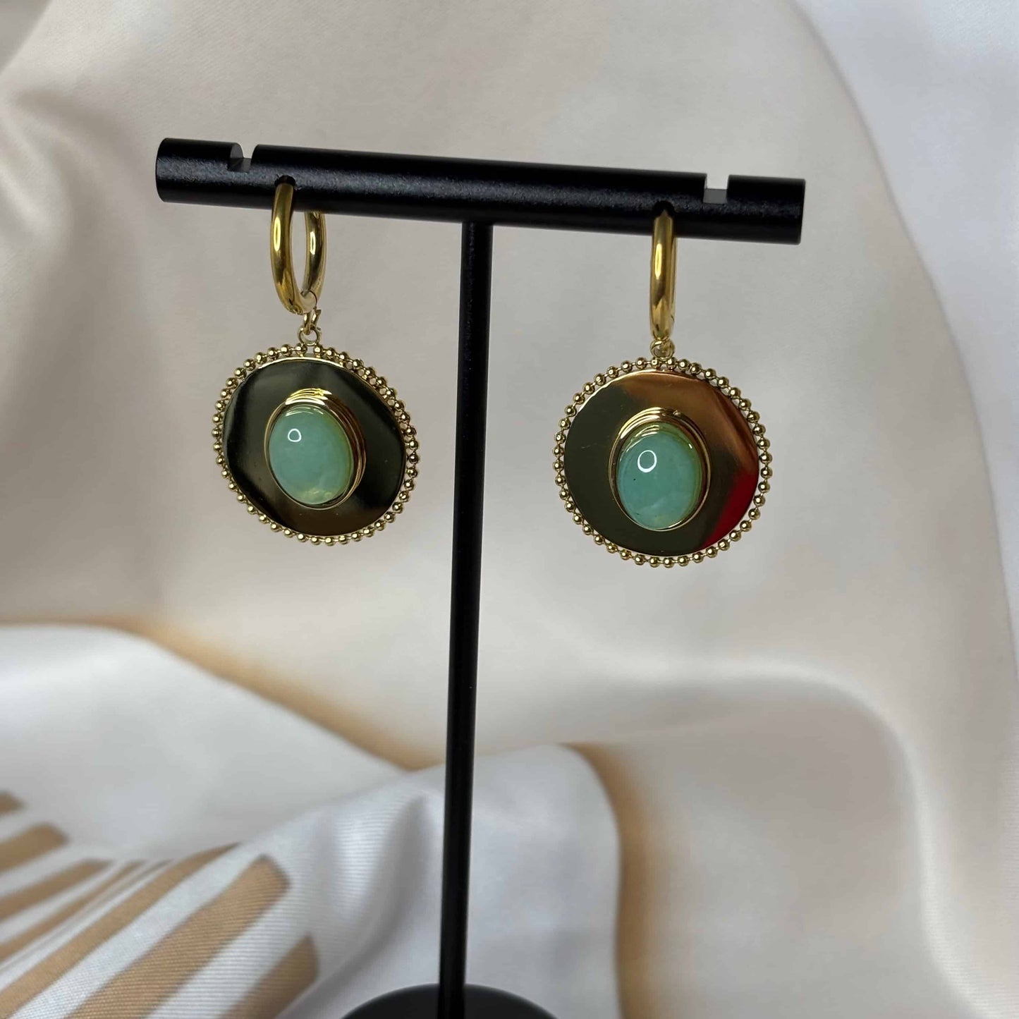 Boucles d'oreilles dorées sur mini créole | Motif centrale coloré vert | Acier inoxydable