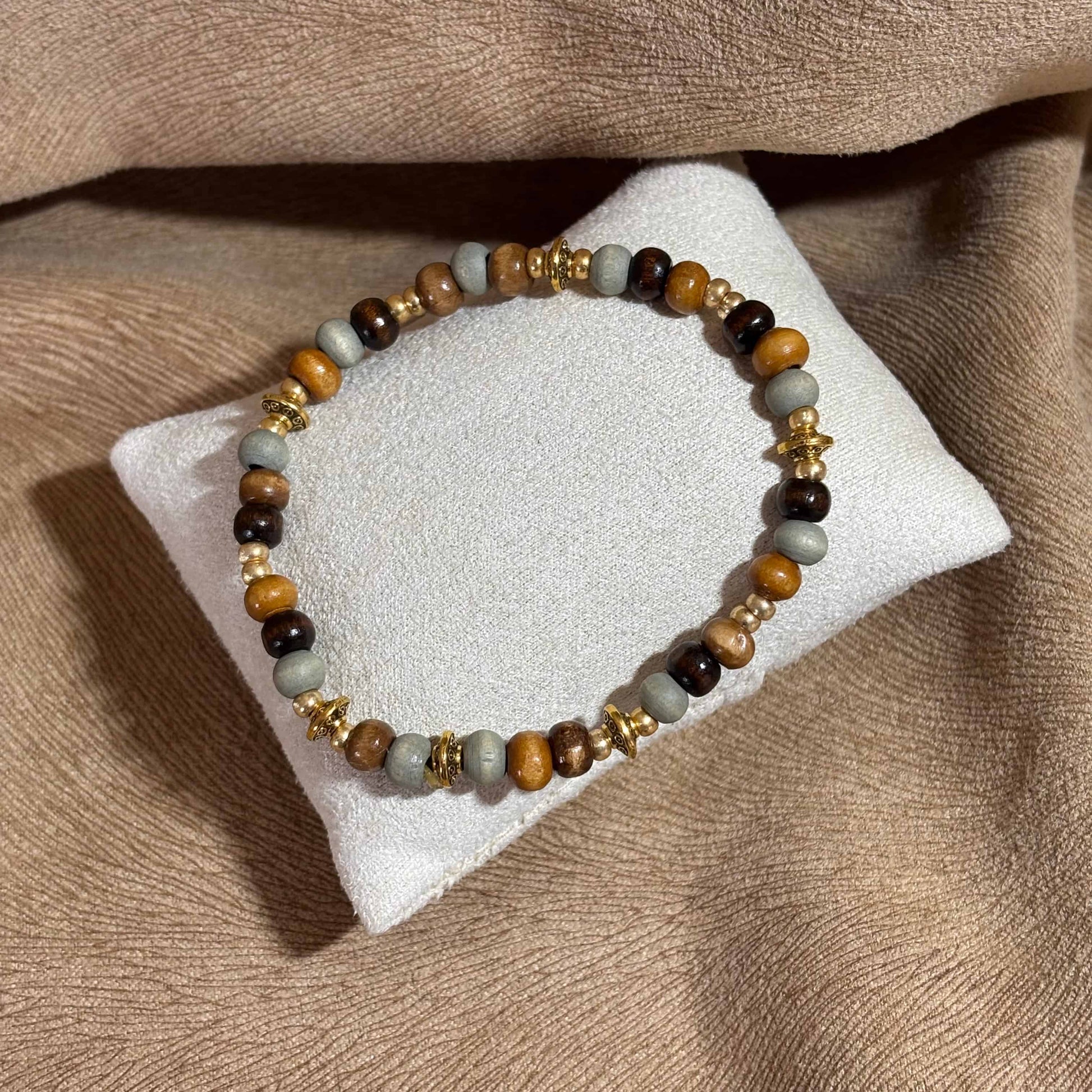 Bracelet en perles artisanal -Bracelet avec perles ethniques dorées| Perles de bois sur élastique
