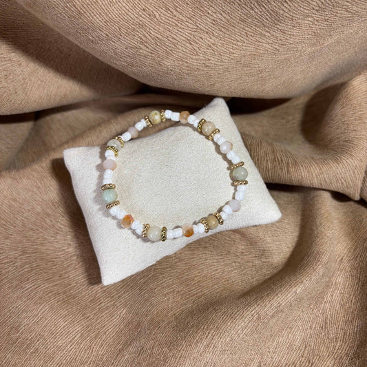 Bracelet en perles artisanal | Bracelet en perles de verre blanche | Perles naturelles pastels | Perles acrylique saumonées sur élastique