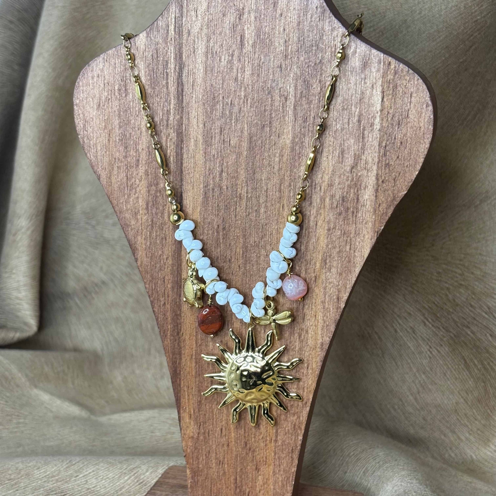 Collier fantaisie | Pendentif et breloques soleil perles tortue libellule petit coquillage de mer blanc