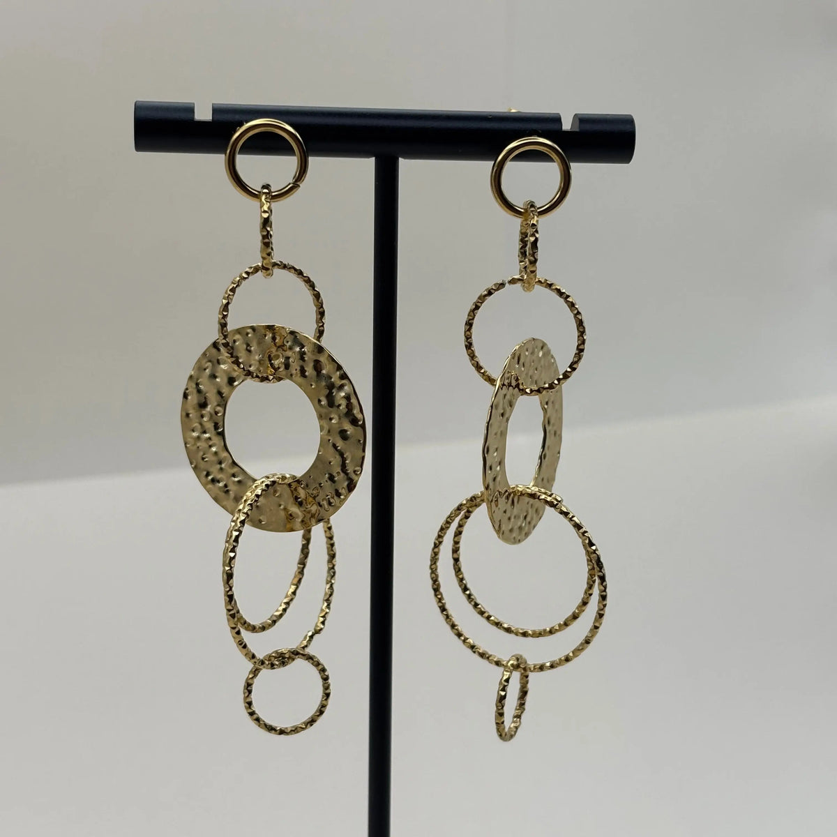 Boucles d'oreilles dorées avec motifs cercles dorés entrelacés en acier inoxydable