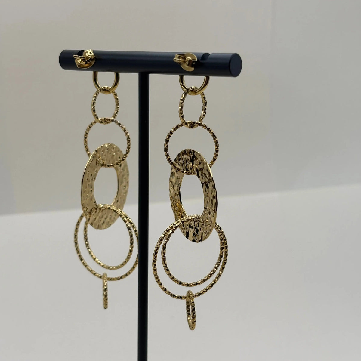 Des Boucles d'oreilles dorées avec motifs cercles dorés entrelacés en acier inoxydable