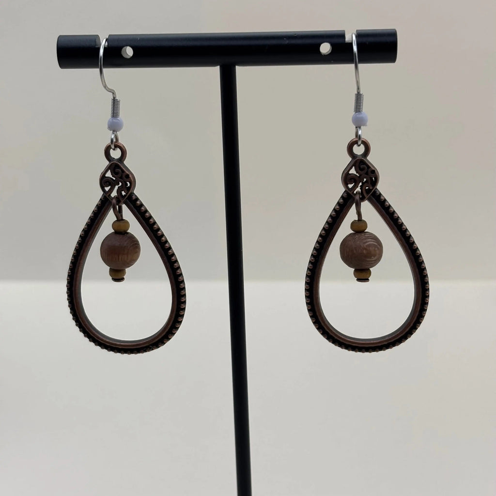 Boucles d'oreilles en bois en forme de goutte avec des perles suspendues au centre