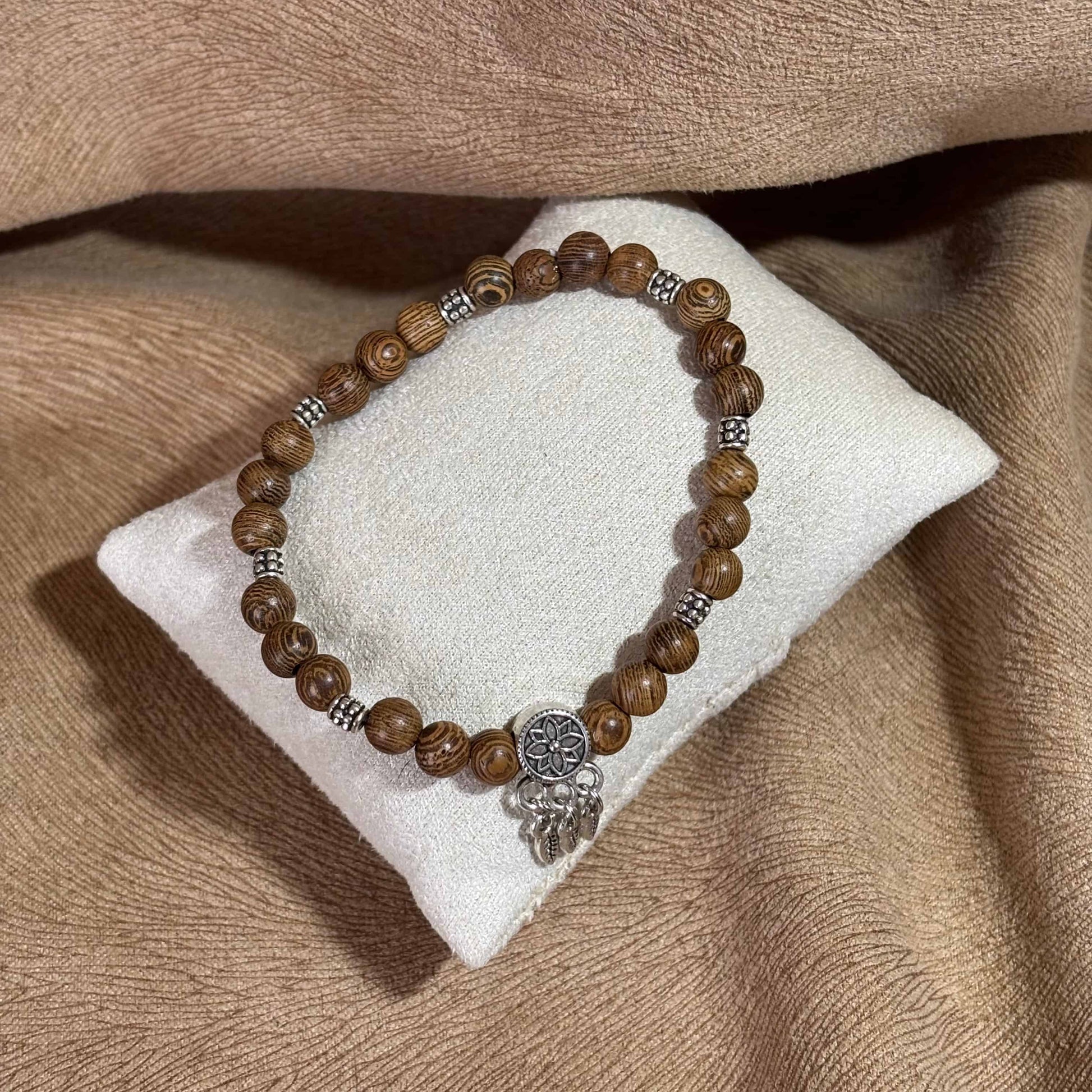 Bracelet en perles artisanal | Bracelet avec breloque attrape-rêve | Perles en bois sur élastique