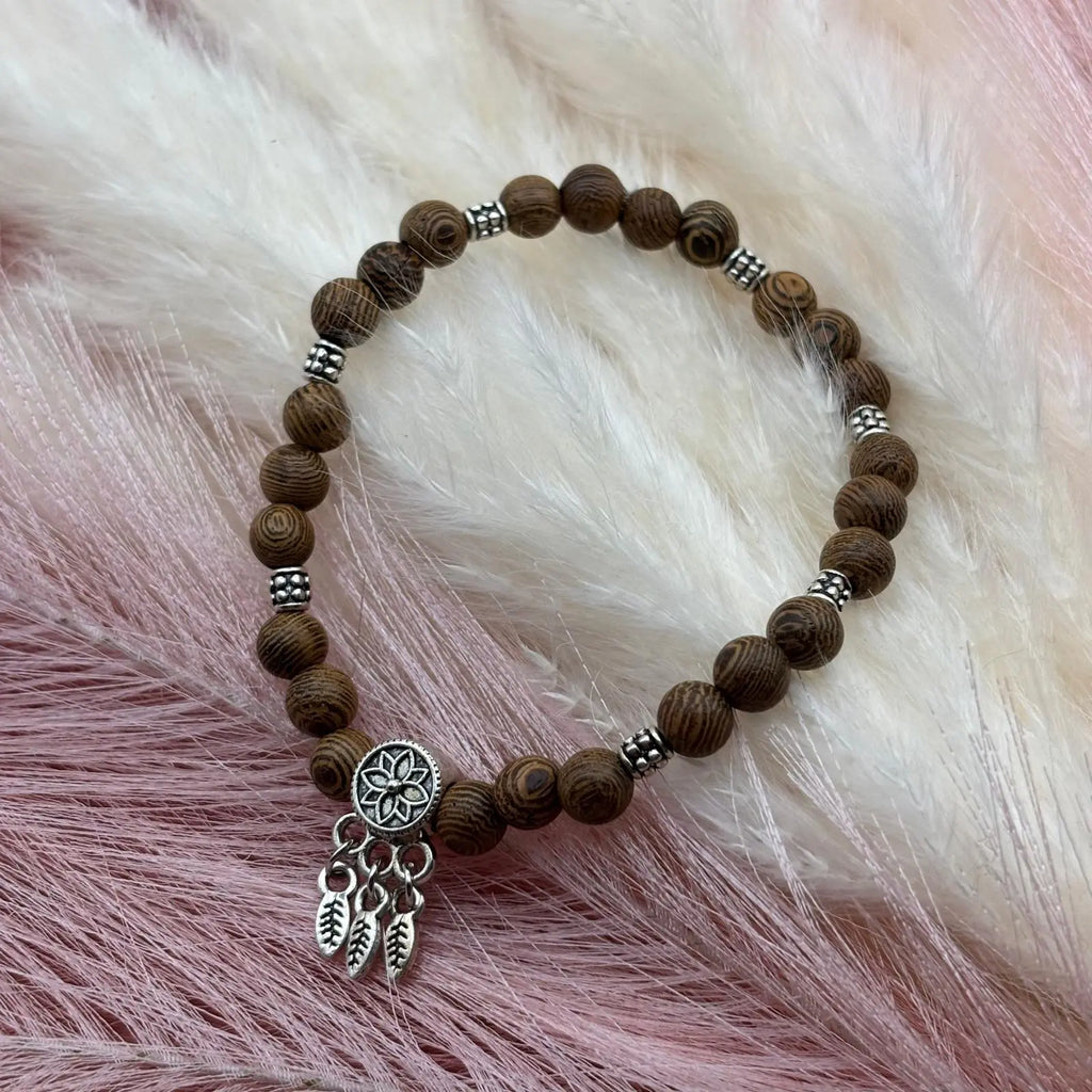 Bracelet en perles artisanal  avec breloque attrape rêve et perles en bois 