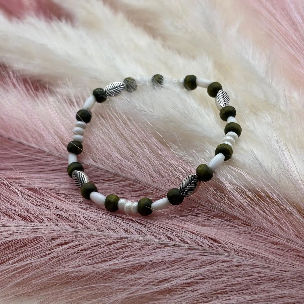 Bracelet en perles artisanal avec des perles feuilles argentées et en bois sur élastique