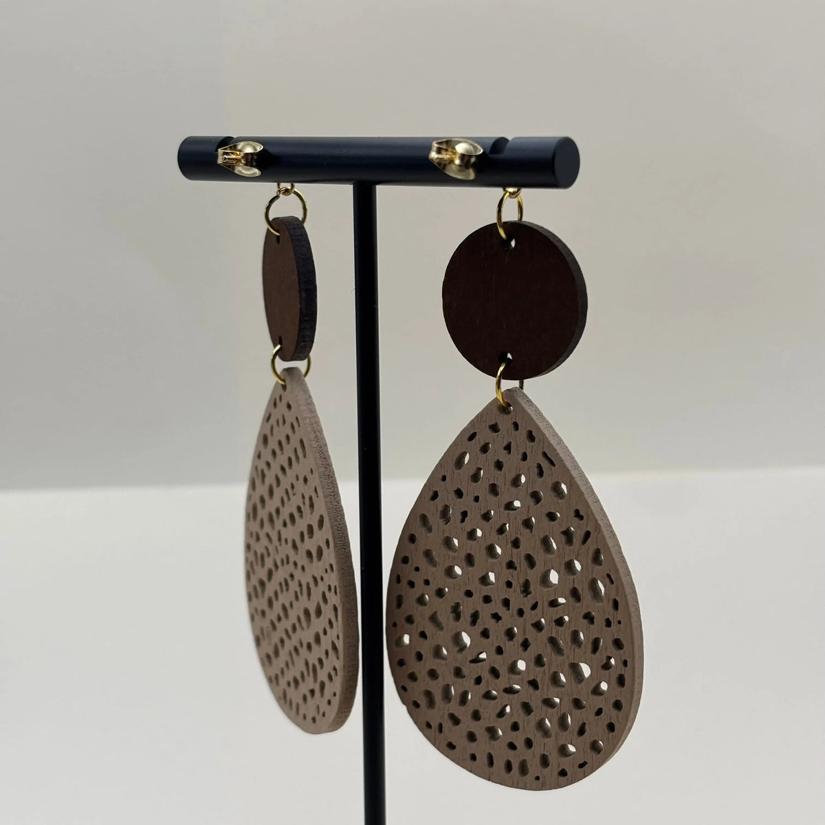 Des boucles d'oreilles légères en bois motif goutte et petits trous et pastille de bois
