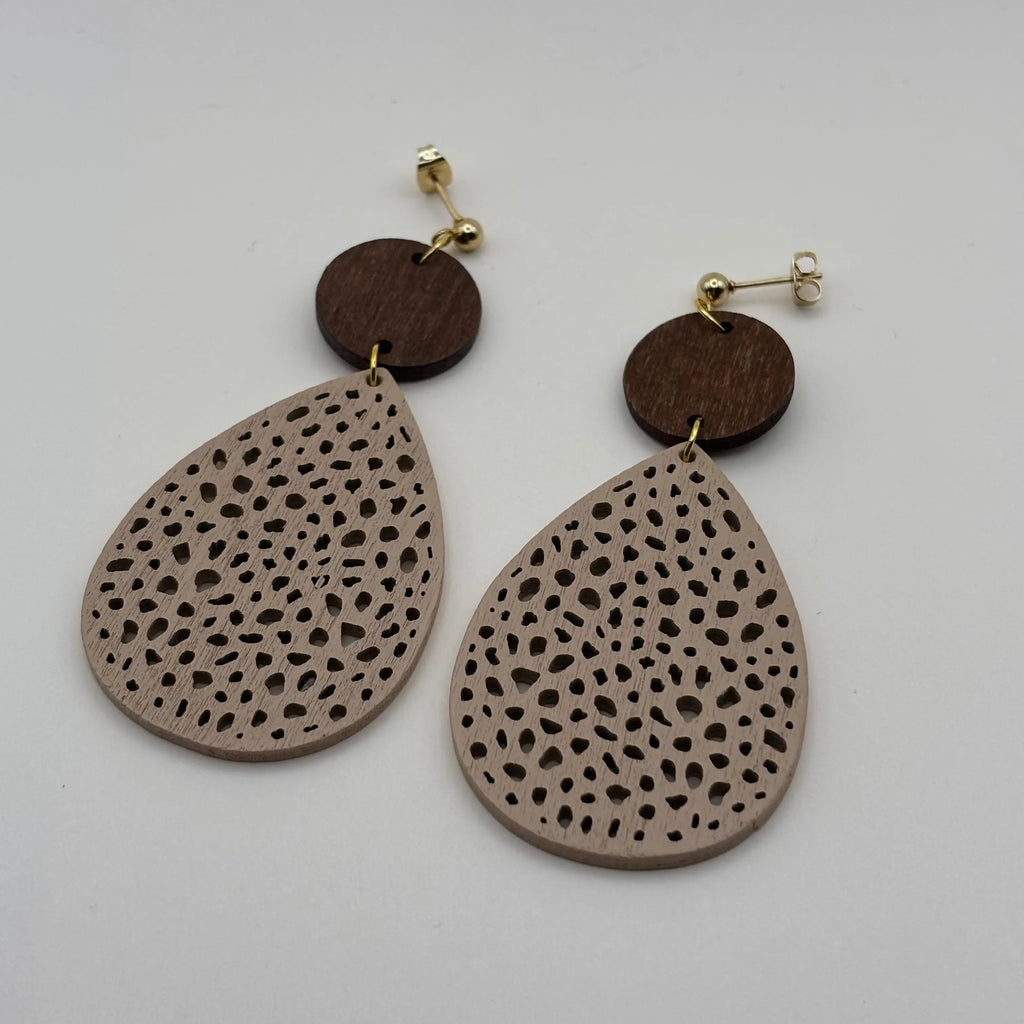 Une paire de boucles d'oreilles légères en bois motif goutte et petits trous et pastille de bois