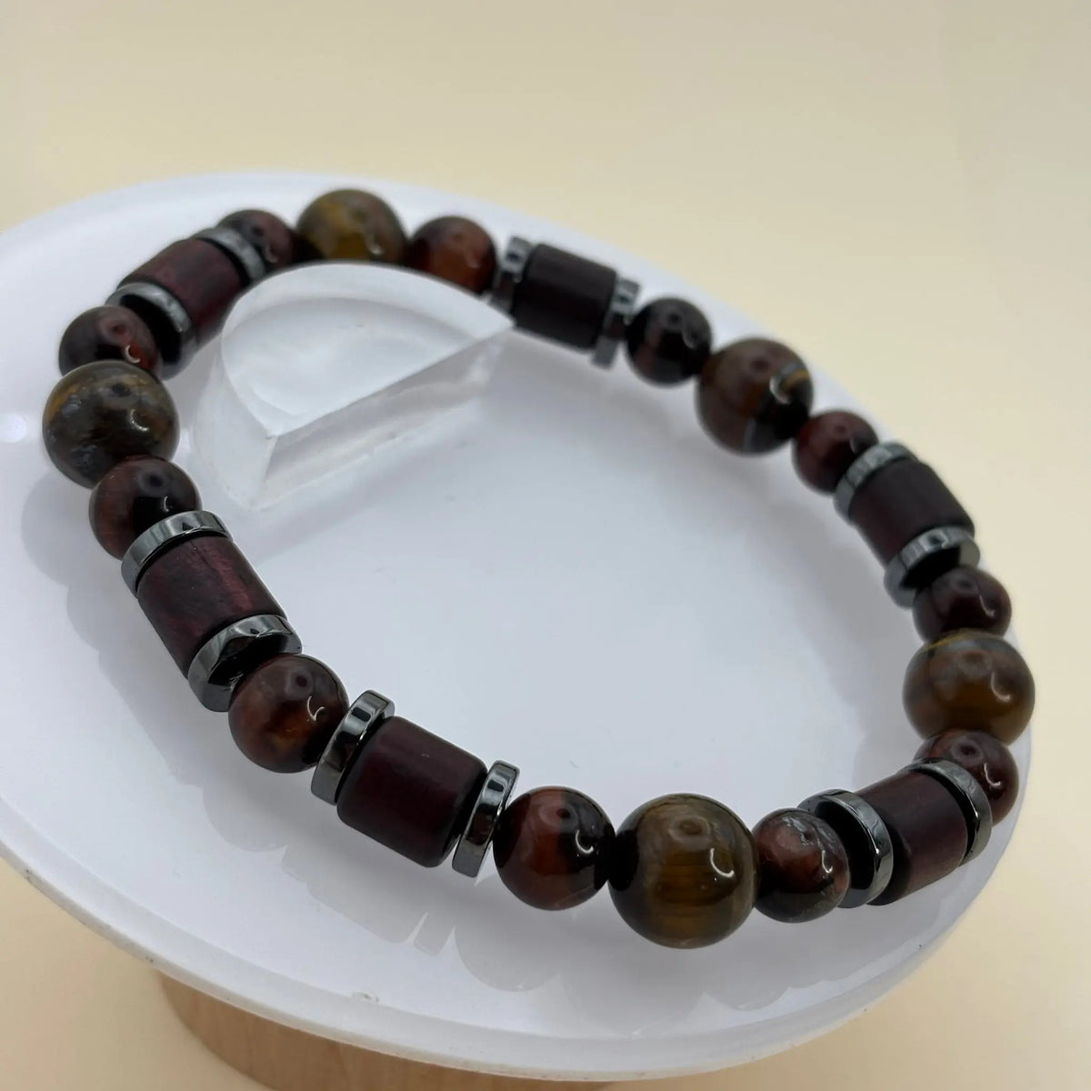 Un bracelet artisanal en perles pour homme sur élastique avec des perles oeil de tigre marbrée