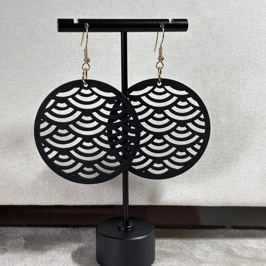 Boucles d'oreilles avec attache dorée boucle en bois de forme ronde et motif ajouré écailles vendues sur le site internet prêtes à briller