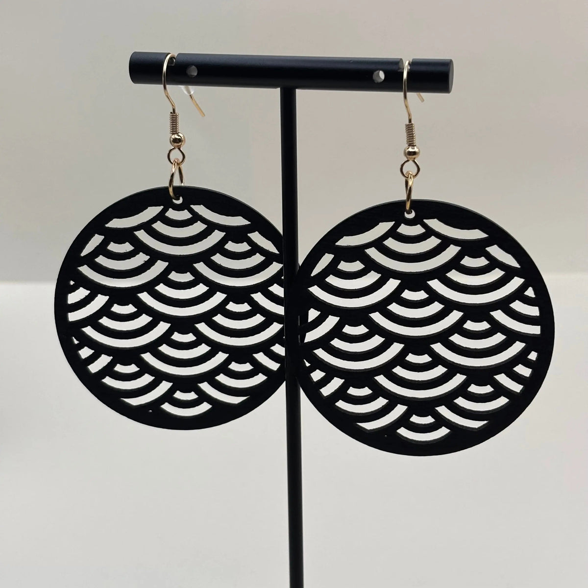 Boucles d'oreilles avec attache dorée boucle en bois de forme ronde et motif ajouré écailles