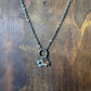 Collier argenté |Breloques soleil fleur et perles vue de près | Acier inoxydable