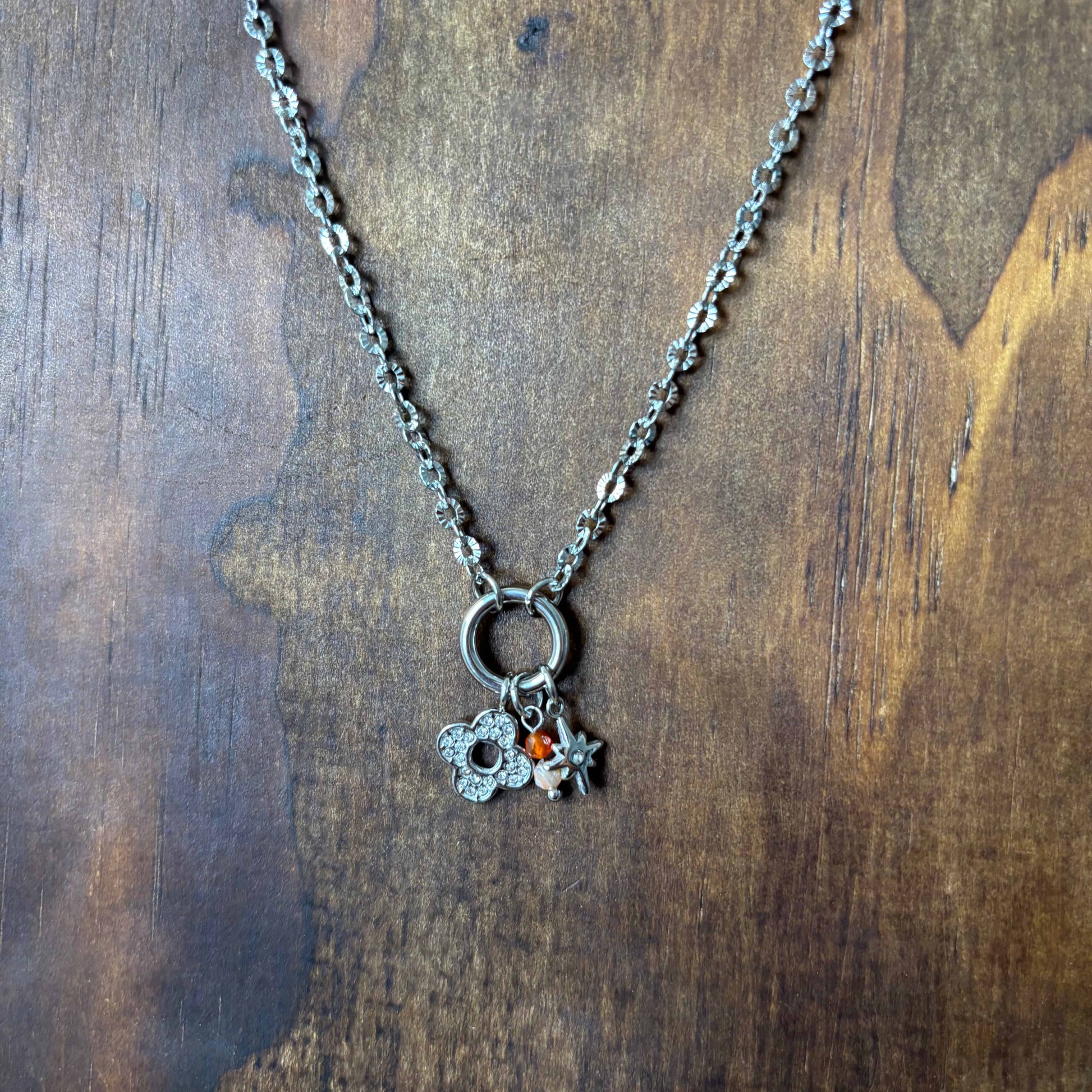 Collier argenté |Breloques soleil fleur et perles vue de près | Acier inoxydable