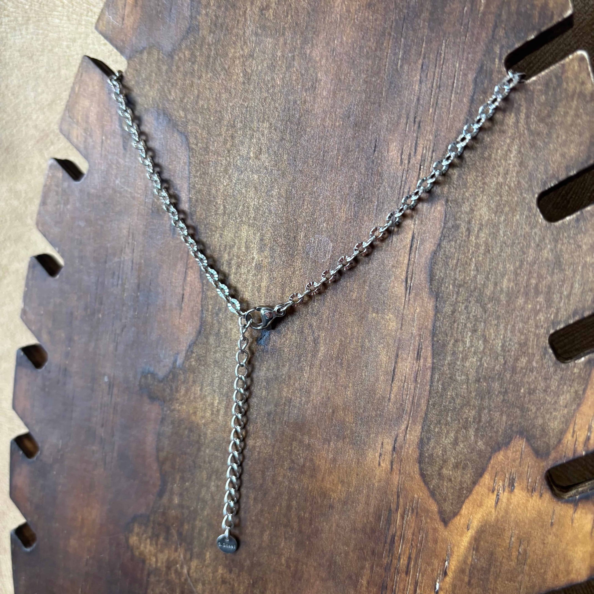 Collier argenté |Breloques soleil fleur et perles vue de l'arrière | Acier inoxydable