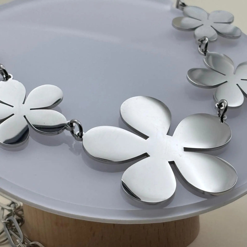 Collier argenté avec des motifs de fleurs à cinq pétales en acier inoxydable