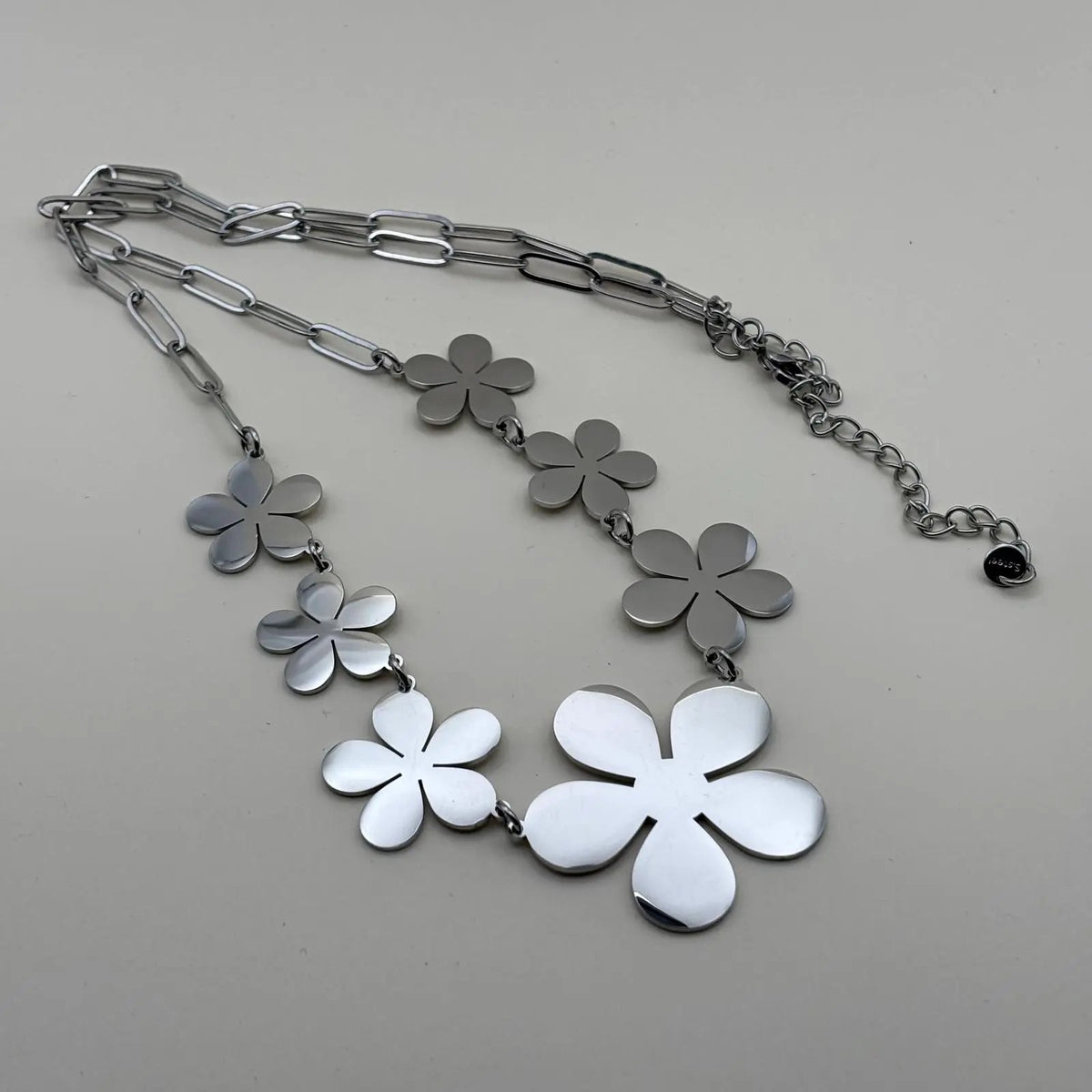 Collier de couleur argenté avec des motifs de fleurs à cinq pétales en acier inoxydable