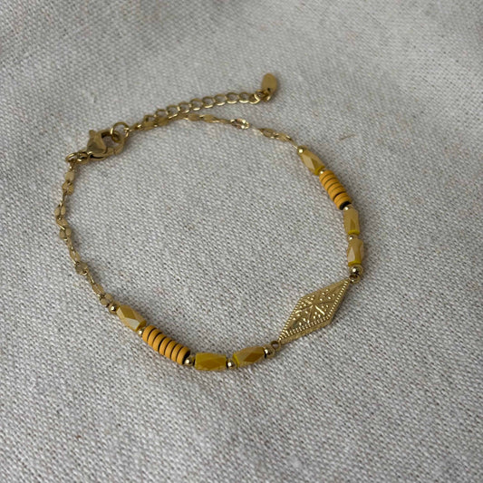 Bracelet doré à mailles fines avec des perles saumon et motif rose des vents  dans un losange vendu sur le site internet prêtes à briller