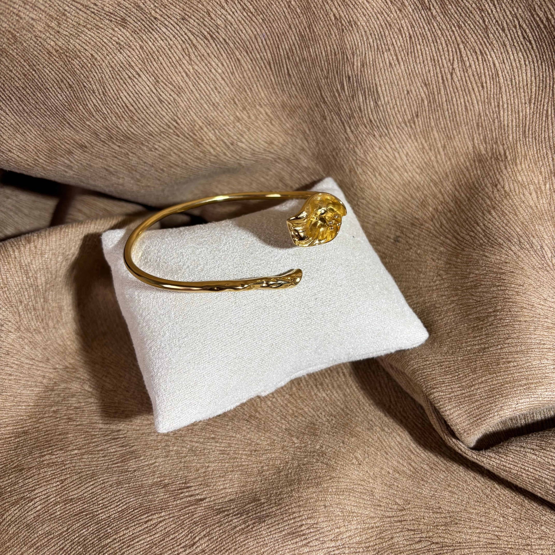Bracelet doré |Bracelet rigide ouvert |Fleur d'arum dorée