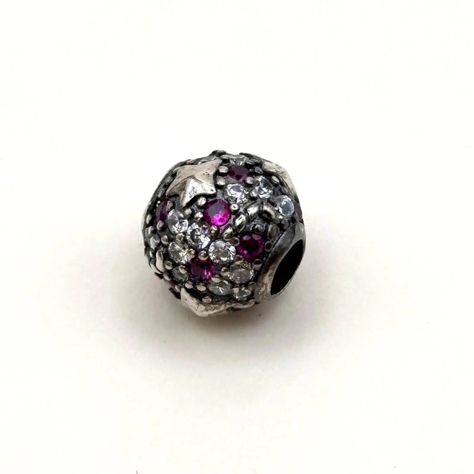 Vue de près d'un charms Pand'OR motif sphère étoiles et strass rose et blanc en argent Sterling