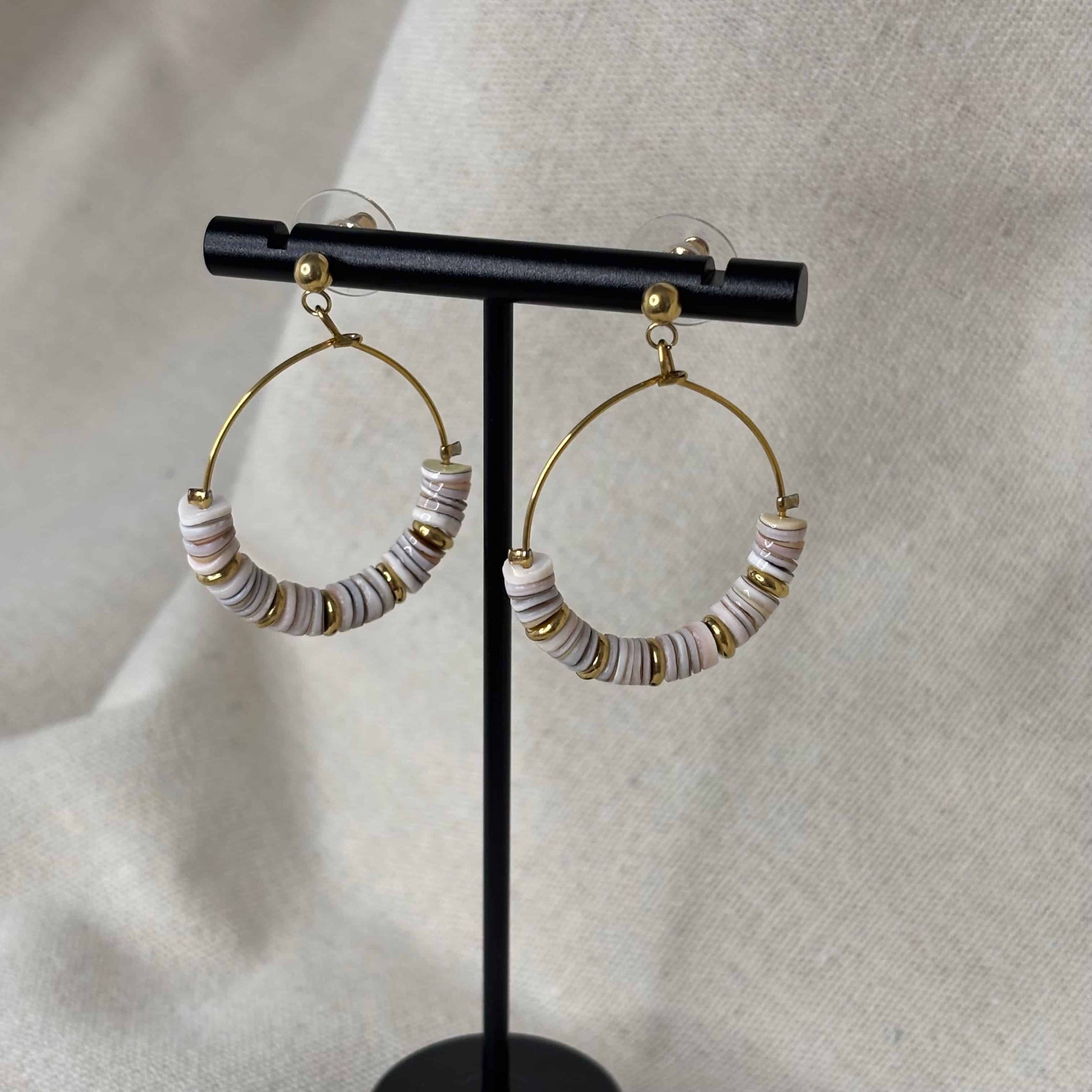 Boucles d'oreilles créoles | Perles colorées blanches | acier inoxydable