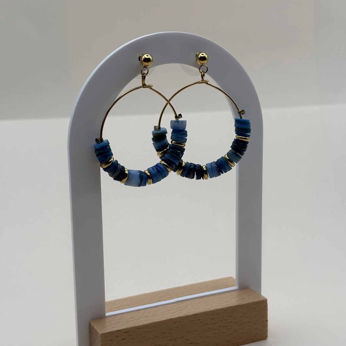 Boucles d'oreilles créoles dorées avec des perles colorées bleues créole en acier inoxydable