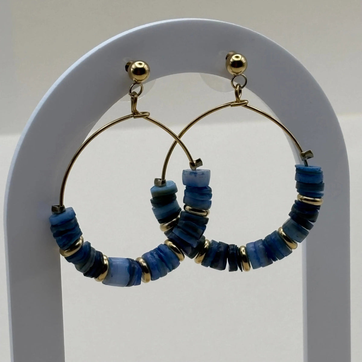 Des boucles d'oreilles créoles dorées avec des perles colorées bleues créole en acier inoxydable