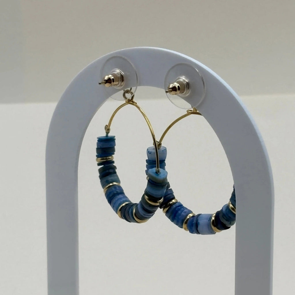 Une paire de boucles d'oreilles créoles dorées avec des perles colorées bleues créole en acier inoxydable