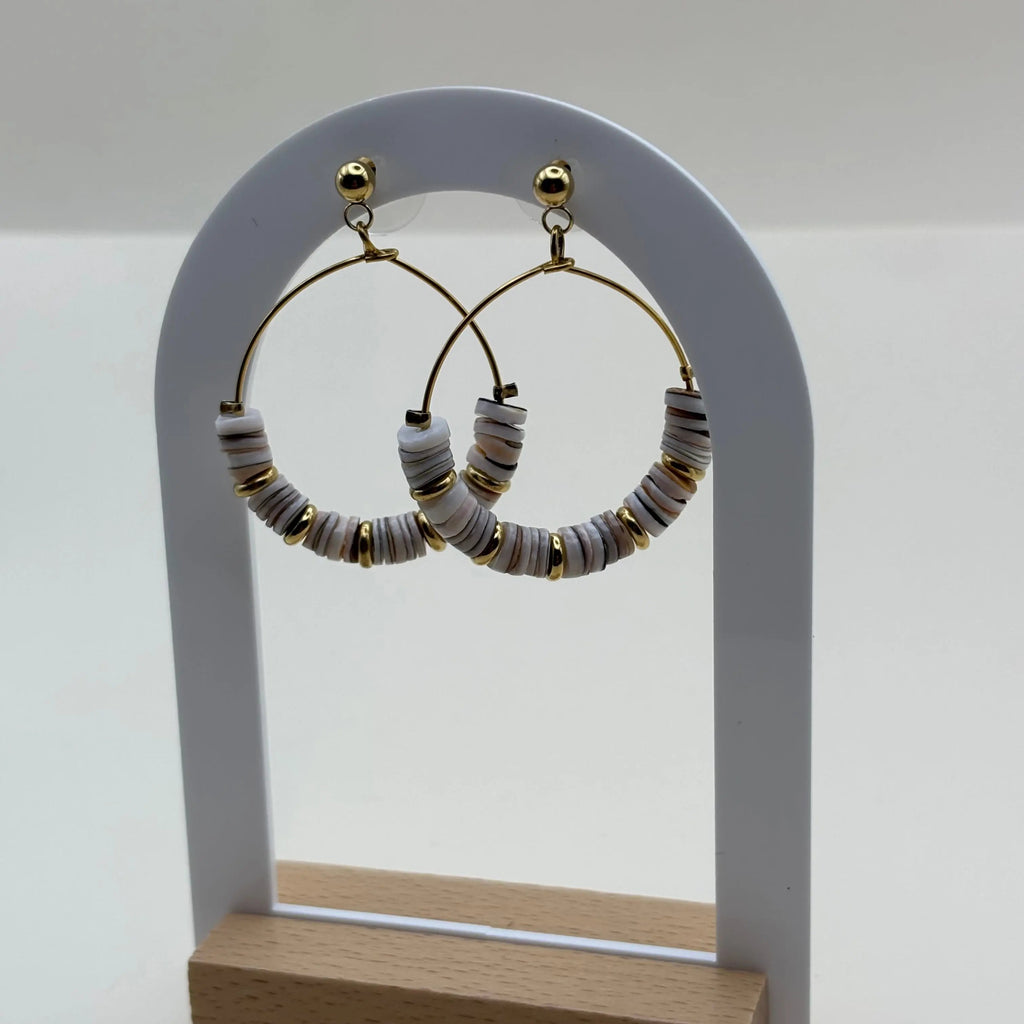 Boucles d'oreilles créoles dorées avec des perles colorées grises créole en acier inoxydable